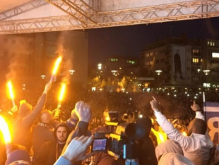 Thousands of people celebrated in Prishtina′s main square (video)