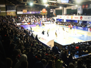 A packed gym to welcome the two finalists in Prishtina