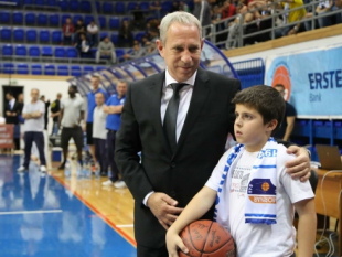 Shay Shtriks awarded a ball to a kid from Bar before the final