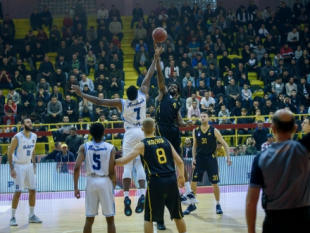 Triple-double by Smith lifts Academic Bultex 99 over Peja