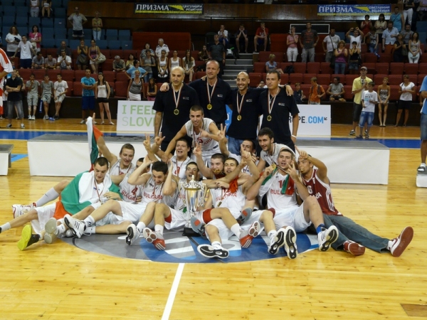 Bulgaria U18 are going up, after winning Division B!