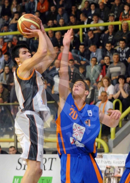 Feni has Mornar on their way to defending the title