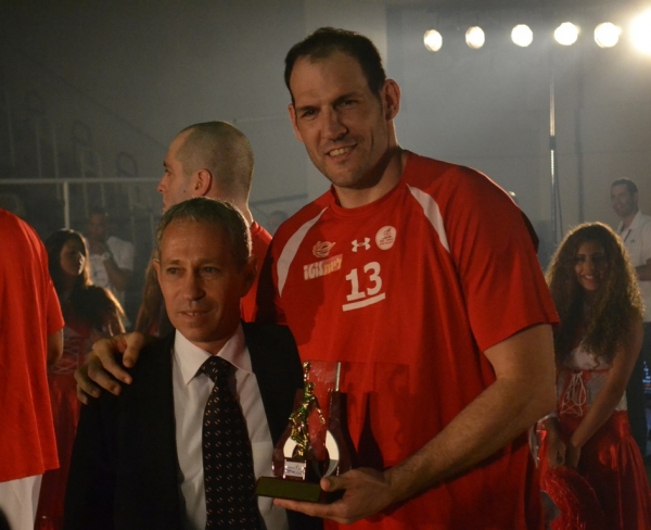 Ido Kozikaro received an award for his contribution 