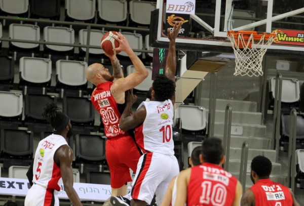 Hapoel Tel Aviv wins in Haifa to top Group A