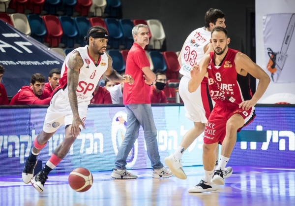 Hapoel Haifa is back in the hunt for first place after winning in Tel Aviv