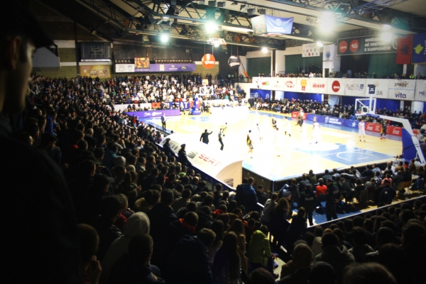 A packed gym to welcome the two finalists in Prishtina